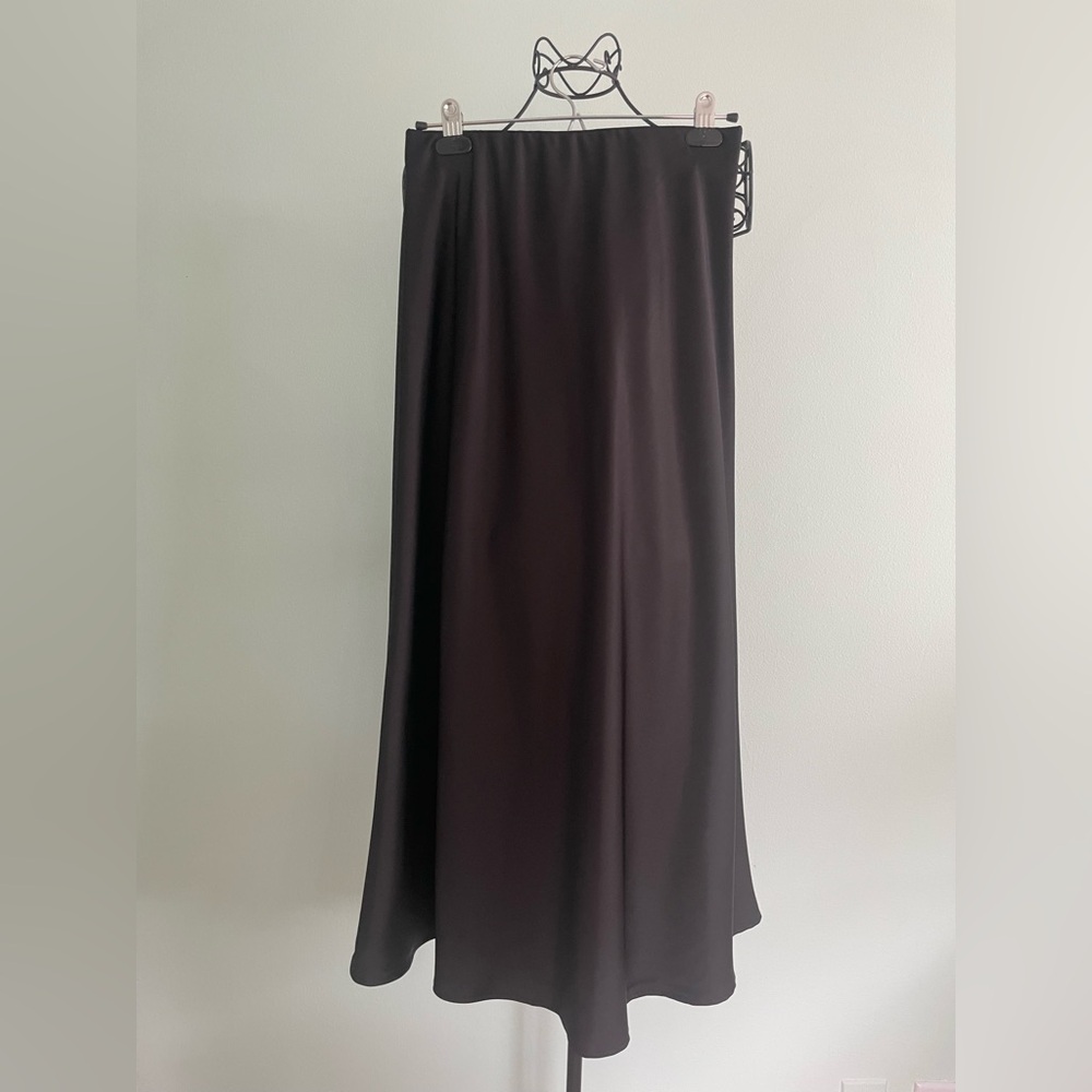 Midi A-skirt with elasticized waist in black